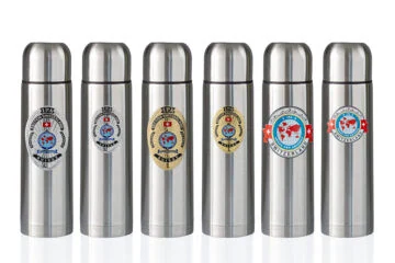 Vacuum-insulated silver-coloured thermos flasks, 750 ml and 500 ml, made of high-quality stainless steel